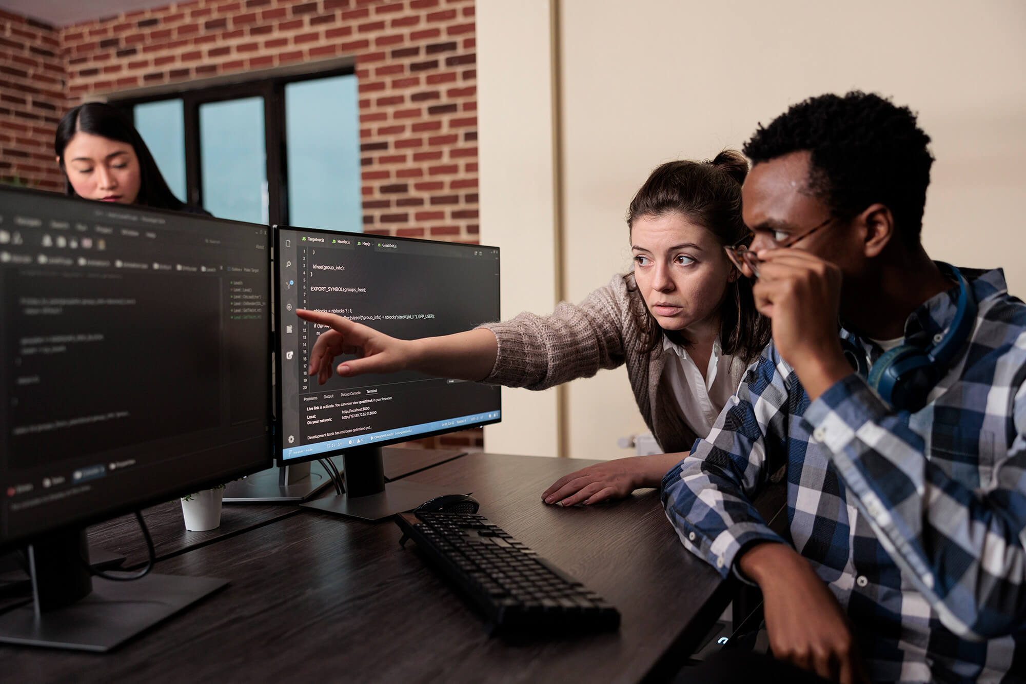 Deux développeurs front-end travaillant le code d'un jeu