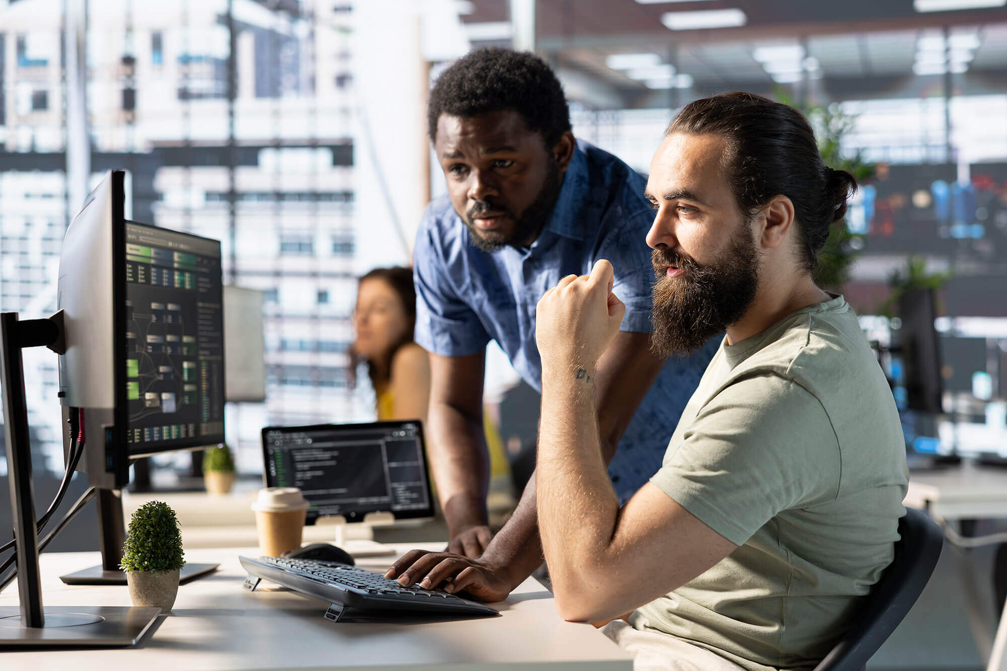 image de deux intégrateurs emails travaillant ensemble sur le code html d'un email